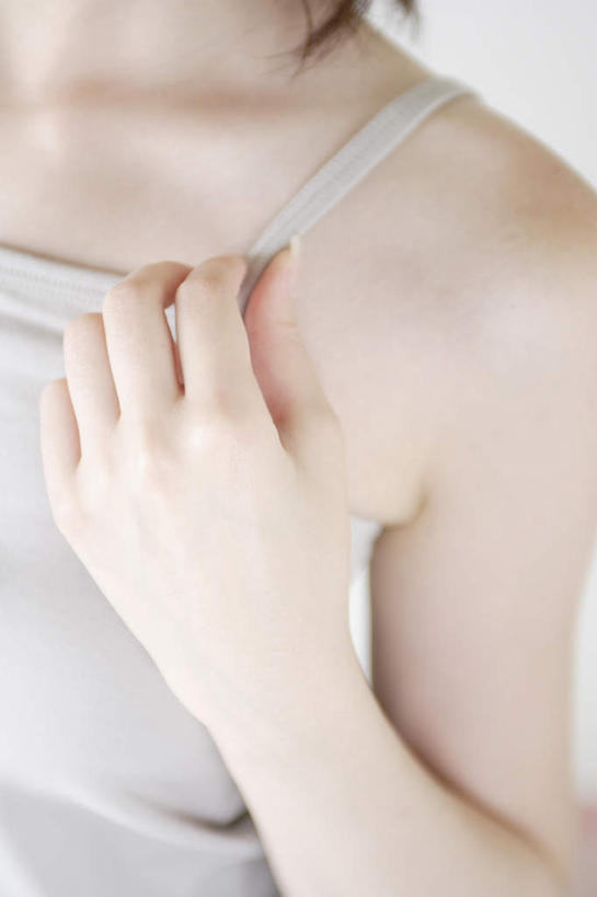 东方人,手,一个人,站,摸,竖图,俯视,室内,特写,白天,白色背景,亚洲,仅一个女性,仅一个人,抚摸,服装,美丽,注视,休闲装,黄种人,肩膀,衣服,观察,看,站着,休闲,手部,休闲服,可爱,摄影,服饰,影棚,观看,察看,关注,年轻女性,女人,女性,亚洲人,触摸,接触,站立,半身,彩图,高角度拍摄,影棚拍摄,拍摄