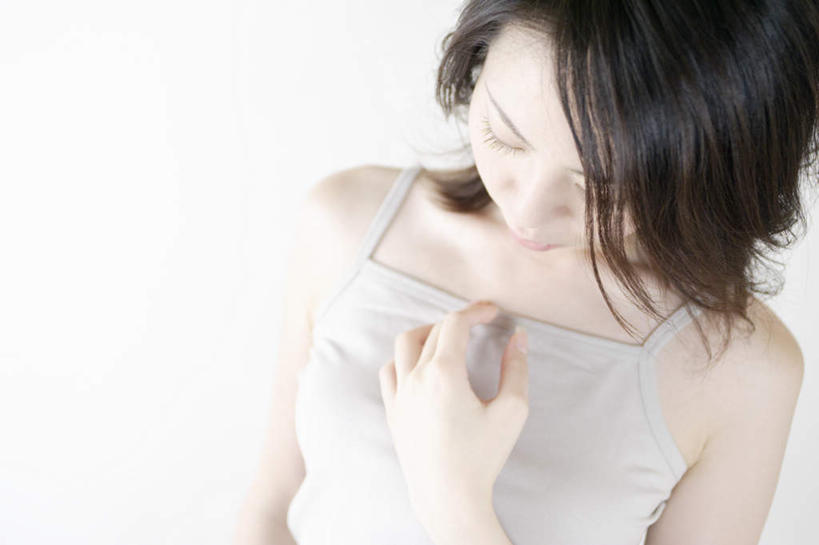 东方人,一个人,站,摸,横图,俯视,室内,白天,白色背景,亚洲,仅一个女性,仅一个人,抚摸,服装,美丽,注视,休闲装,黄种人,衣服,低头,观察,看,站着,休闲,休闲服,可爱,摄影,服饰,影棚,观看,察看,关注,垂头,年轻女性,女人,女性,亚洲人,触摸,接触,站立,半身,彩图,高角度拍摄,影棚拍摄,拍摄