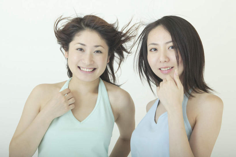 东方人,两个人,伙伴,朋友,站,笑,微笑,露齿笑,横图,室内,白天,白色背景,正面,友谊,亚洲,服装,美丽,注视,休闲装,黄种人,衣服,观察,看,站着,休闲,休闲服,可爱,摄影,服饰,影棚,观看,察看,关注,友情,年轻女性,女人,女性,亚洲人,站立,半身,彩图,影棚拍摄,拍摄