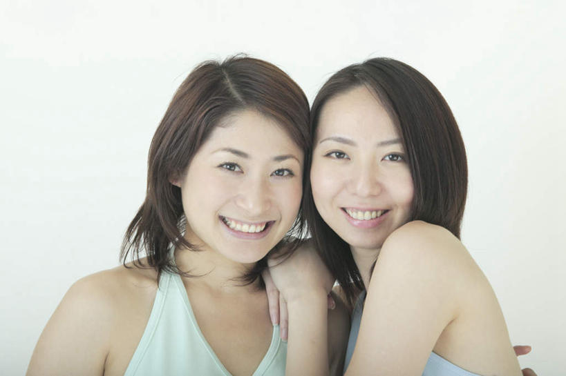 东方人,两个人,伙伴,朋友,笑,微笑,露齿笑,横图,室内,白天,白色背景,正面,友谊,亚洲,服装,美丽,注视,休闲装,黄种人,衣服,观察,看,站着,休闲,休闲服,可爱,摄影,服饰,影棚,观看,察看,关注,友情,年轻女性,女人,女性,亚洲人,半身,彩图,影棚拍摄,拍摄