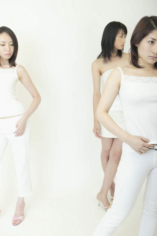 东方人,三个人,伙伴,朋友,站,竖图,室内,白天,白色背景,正面,高跟鞋,裙子,跳舞,友谊,鞋子,亚洲,服装,裤子,注视,吊带衫,休闲装,黄种人,手叉腰,衣服,叉腰,观察,看,站着,休闲,休闲服,短裙,摄影,服饰,影棚,观看,察看,双手叉腰,关注,舞姿,友情,年轻女性,女人,女性,亚洲人,站立,半身,彩图,影棚拍摄,拍摄,舞蹈
