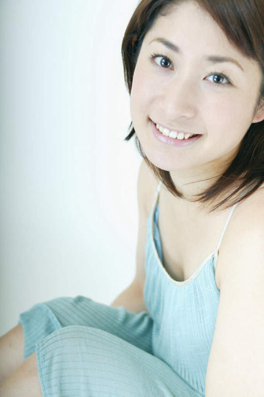 东方人,一个人,笑,微笑,露齿笑,竖图,俯视,室内,白天,白色背景,裙子,亚洲,仅一个女性,仅一个人,连衣裙,服装,美丽,注视,休闲装,黄种人,衣服,观察,看,休闲,休闲服,可爱,摄影,服饰,影棚,观看,吊带裙,察看,关注,年轻女性,女人,女性,亚洲人,坐着,半身,彩图,高角度拍摄,影棚拍摄,拍摄