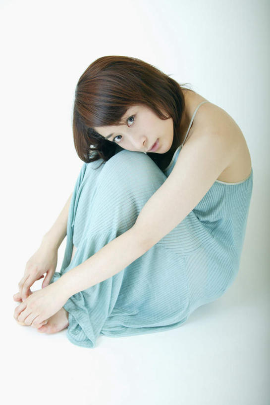 东方人,一个人,笑,微笑,露齿笑,竖图,室内,白天,白色背景,正面,裙子,亚洲,仅一个女性,仅一个人,连衣裙,服装,美丽,注视,休闲装,黄种人,衣服,观察,看,休闲,休闲服,可爱,摄影,服饰,影棚,观看,吊带裙,察看,关注,年轻女性,女人,女性,亚洲人,屈膝,坐着,彩图,全身,影棚拍摄,拍摄