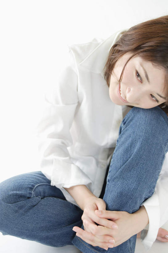 东方人,一个人,坐,抱,笑,双手交叉,微笑,露齿笑,竖图,室内,白天,白色背景,正面,衬衫,亚洲,仅一个女性,仅一个人,服装,美丽,注视,休闲装,黄种人,衣服,观察,看,休闲,休闲服,可爱,摄影,服饰,影棚,抱膝,抱着,观看,察看,搂着,关注,年轻女性,女人,女性,亚洲人,搂,坐着,半身,彩图,影棚拍摄,衬衣,拍摄