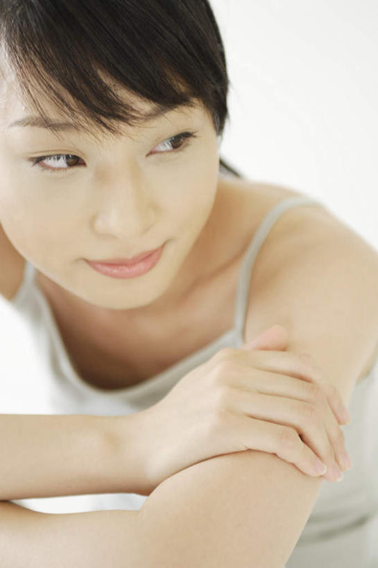 东方人,一个人,坐,笑,双手交叉,微笑,露齿笑,竖图,室内,白天,白色背景,正面,亚洲,仅一个女性,仅一个人,服装,美丽,注视,吊带衫,休闲装,黄种人,衣服,观察,看,休闲,休闲服,可爱,摄影,服饰,影棚,观看,察看,双手抱胸,关注,年轻女性,女人,女性,亚洲人,坐着,半身,彩图,影棚拍摄,拍摄