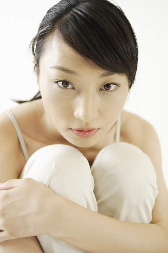 东方人,一个人,坐,笑,双手交叉,微笑,露齿笑,竖图,室内,白天,白色背景,正面,亚洲,仅一个女性,仅一个人,服装,美丽,注视,吊带衫,休闲装,黄种人,衣服,观察,看,休闲,休闲服,可爱,摄影,服饰,影棚,抱膝,观看,察看,双手抱胸,关注,年轻女性,女人,女性,亚洲人,坐着,半身,彩图,影棚拍摄,拍摄