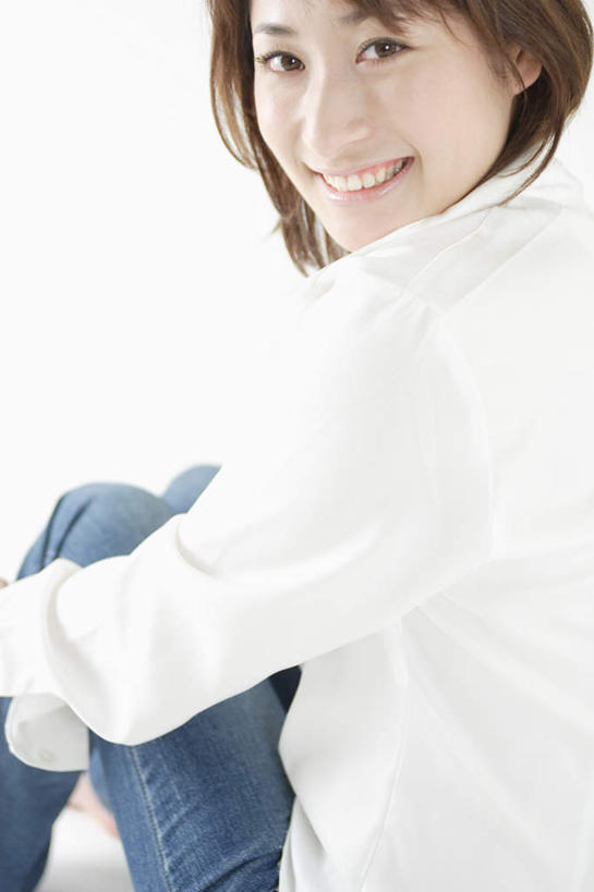 东方人,一个人,坐,笑,微笑,露齿笑,竖图,室内,白天,白色背景,侧面,衬衫,亚洲,仅一个女性,仅一个人,服装,美丽,注视,休闲装,黄种人,衣服,观察,看,休闲,休闲服,可爱,摄影,服饰,影棚,抱膝,观看,察看,关注,年轻女性,女人,女性,亚洲人,坐着,半身,彩图,影棚拍摄,衬衣,拍摄