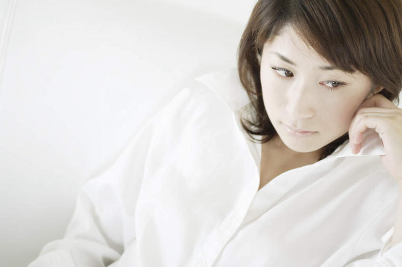 东方人,一个人,横图,俯视,室内,白天,白色背景,衬衫,亚洲,仅一个女性,仅一个人,服装,棕色,美丽,注视,休闲装,黄种人,衣服,观察,看,休闲,思考,休闲服,可爱,沉思,摄影,服饰,影棚,观看,察看,关注,年轻女性,女人,女性,亚洲人,坐着,半身,彩图,高角度拍摄,影棚拍摄,衬衣,拍摄