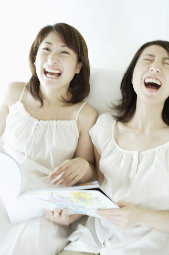 东方人,两个人,伙伴,朋友,笑,大笑,露齿笑,竖图,俯视,室内,白天,白色背景,阅读,友谊,杂志,书籍,亚洲,学习,服装,美丽,注视,休闲装,黄种人,衣服,书本,观察,看,张嘴,休闲,休闲服,可爱,读书,浏览,服饰,观看,察看,关注,张大嘴巴,友情,年轻女性,女人,女性,亚洲人,书,图书,张开嘴,抬头,仰头,半身,彩图,高角度拍摄