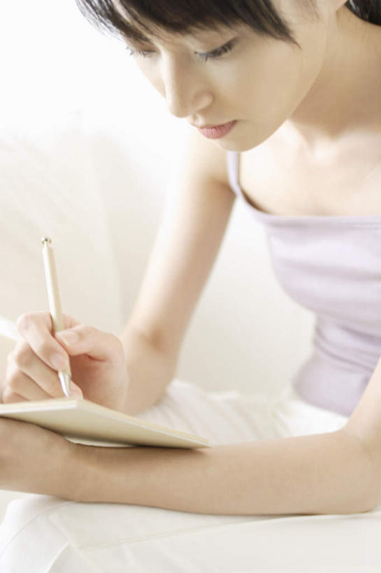 东方人,一个人,坐,笑,微笑,竖图,室内,白天,白色背景,正面,亚洲,仅一个女性,仅一个人,写,服装,笔,记事本,美丽,注视,休闲装,黄种人,衣服,本子,笔记本,观察,看,休闲,休闲服,可爱,摄影,服饰,影棚,观看,察看,关注,年轻女性,女人,女性,亚洲人,坐着,半身,彩图,影棚拍摄,拍摄