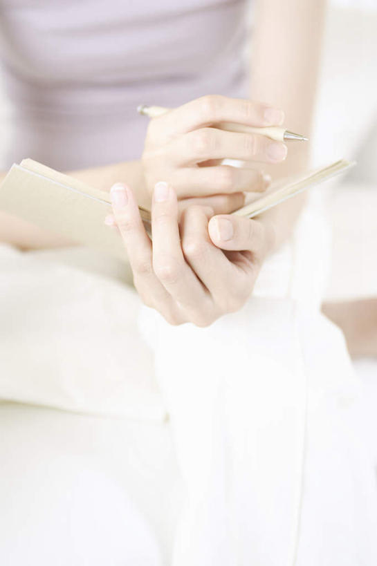 东方人,手,一个人,坐,双手交叉,竖图,俯视,室内,白天,亚洲,仅一个年轻女性,仅一个女性,仅一个人,握,服装,朦胧,模糊,笔,记事本,拿,拿着,注视,休闲装,黄种人,衣服,本子,笔记本,观察,看,休闲,手部,休闲服,握着,服饰,观看,察看,关注,年轻女性,女人,女性,亚洲人,十字手,坐着,半身,彩图,高角度拍摄