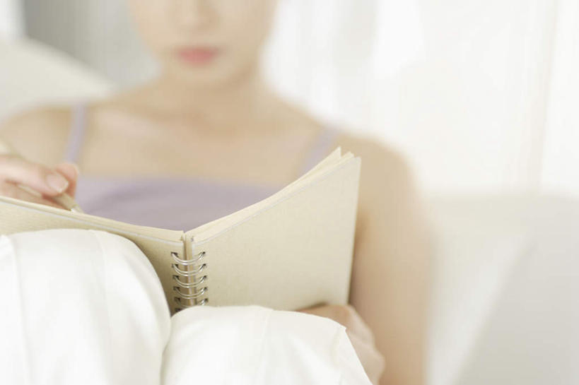 东方人,一个人,坐,横图,室内,白天,正面,沙发,亚洲,仅一个年轻女性,仅一个女性,仅一个人,握,写,服装,朦胧,模糊,笔,记事本,拿,拿着,注视,休闲装,黄种人,衣服,本子,笔记本,观察,看,休闲,休闲服,握着,服饰,观看,察看,关注,布艺沙发,年轻女性,女人,女性,亚洲人,屈膝,坐着,半身,彩图