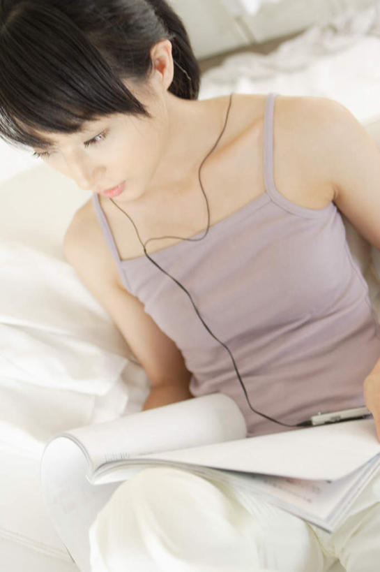 东方人,一个人,躺,竖图,俯视,室内,白天,看书,阅读,床,杂志,书籍,亚洲,仅一个年轻女性,仅一个女性,仅一个人,学习,服装,床单,听,注视,休闲装,黄种人,被子,衣服,书本,观察,看,听音乐,休闲,休闲服,读书,浏览,服饰,单人床,观看,察看,被单,关注,卧着,年轻女性,女人,女性,亚洲人,书,图书,躺着,卧,半身,彩图,高角度拍摄