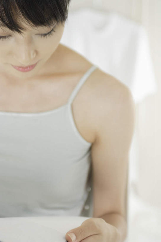 东方人,一个人,笑,微笑,竖图,室内,白天,正面,T恤衫,亚洲,仅一个年轻女性,仅一个女性,仅一个人,握,服装,挂,拿,T恤,拿着,注视,吊带衫,休闲装,黄种人,衣服,观察,看,休闲,休闲服,握着,服饰,观看,察看,关注,年轻女性,女人,女性,亚洲人,半身,彩图