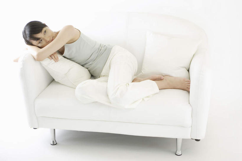 东方人,一个人,躺,笑,盘腿,双手交叉,微笑,横图,俯视,室内,白天,白色背景,靠垫,沙发,亚洲,仅一个年轻女性,仅一个女性,仅一个人,服装,靠枕,注视,休闲装,黄种人,两个,衣服,垫子,枕头,观察,看,休闲,休闲服,摄影,服饰,影棚,观看,察看,双手抱胸,关注,布艺沙发,卧着,年轻女性,女人,女性,亚洲人,盘着腿的,双腿交叉,躺着,卧,彩图,高角度拍摄,全身,影棚拍摄,拍摄,皮沙发