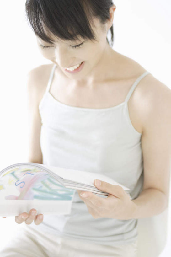 东方人,一个人,坐,笑,微笑,露齿笑,竖图,俯视,室内,白天,白色背景,看书,阅读,杂志,书籍,亚洲,仅一个年轻女性,仅一个女性,仅一个人,学习,服装,拿,拿着,注视,吊带衫,休闲装,黄种人,衣服,书本,观察,看,休闲,休闲服,读书,浏览,摄影,服饰,影棚,观看,察看,关注,年轻女性,女人,女性,亚洲人,书,图书,坐着,半身,彩图,高角度拍摄,影棚拍摄,拍摄