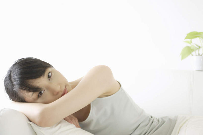 一个人,躺,笑,双手交叉,微笑,横图,室内,白天,白色背景,正面,植物,靠垫,沙发,仅一个年轻女性,仅一个女性,仅一个人,盆栽,靠枕,盆景,绿色,自然,垫子,枕头,摄影,影棚,卧着,年轻女性,女人,女性,躺着,卧,半身,彩图,影棚拍摄,拍摄,皮沙发