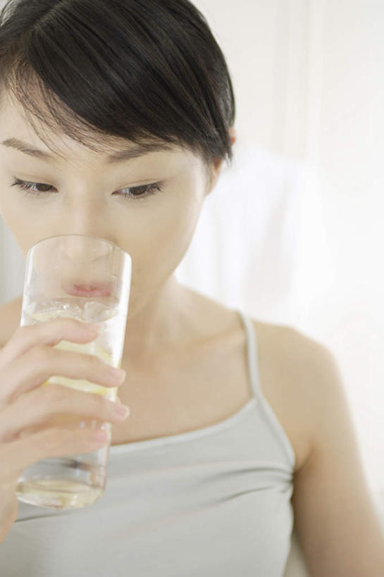 东方人,一个人,坐,竖图,室内,白天,白色背景,正面,杯子,亚洲,仅一个年轻女性,仅一个女性,仅一个人,喝,握,服装,拿,拿着,注视,休闲装,黄种人,玻璃制品,衣服,酒杯,观察,看,休闲,休闲服,握着,摄影,服饰,影棚,观看,察看,关注,年轻女性,女人,女性,亚洲人,玻璃杯,坐着,半身,彩图,影棚拍摄,拍摄