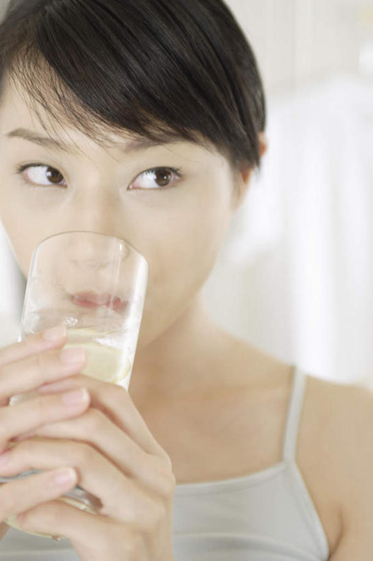 东方人,一个人,坐,双手交叉,竖图,室内,白天,正面,杯子,亚洲,仅一个年轻女性,仅一个女性,仅一个人,喝,握,服装,拿,拿着,注视,休闲装,黄种人,玻璃制品,衣服,酒杯,观察,看,休闲,休闲服,握着,服饰,观看,察看,关注,年轻女性,女人,女性,亚洲人,玻璃杯,坐着,半身,彩图