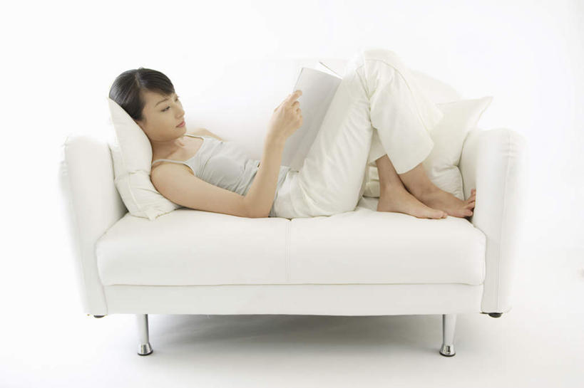 东方人,脚,脚背,踝,一个人,躺,笑,微笑,横图,室内,白天,白色背景,正面,看书,阅读,靠垫,沙发,书籍,亚洲,仅一个年轻女性,仅一个女性,仅一个人,学习,服装,裤子,靠枕,注视,吊带衫,休闲装,黄种人,衣服,书本,垫子,枕头,观察,看,休闲,休闲服,读书,浏览,服饰,观看,察看,关注,卧着,年轻女性,女人,女性,亚洲人,脚底,书,图书,躺着,卧,彩图,全身,皮沙发