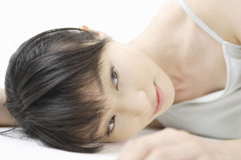 东方人,头发,一个人,躺,笑,微笑,横图,室内,白天,白色背景,正面,亚洲,仅一个年轻女性,仅一个女性,仅一个人,服装,注视,休闲装,黄种人,衣服,黑色,观察,看,休闲,休闲服,服饰,观看,察看,关注,卧着,年轻女性,女人,女性,亚洲人,躺着,卧,半身,彩图