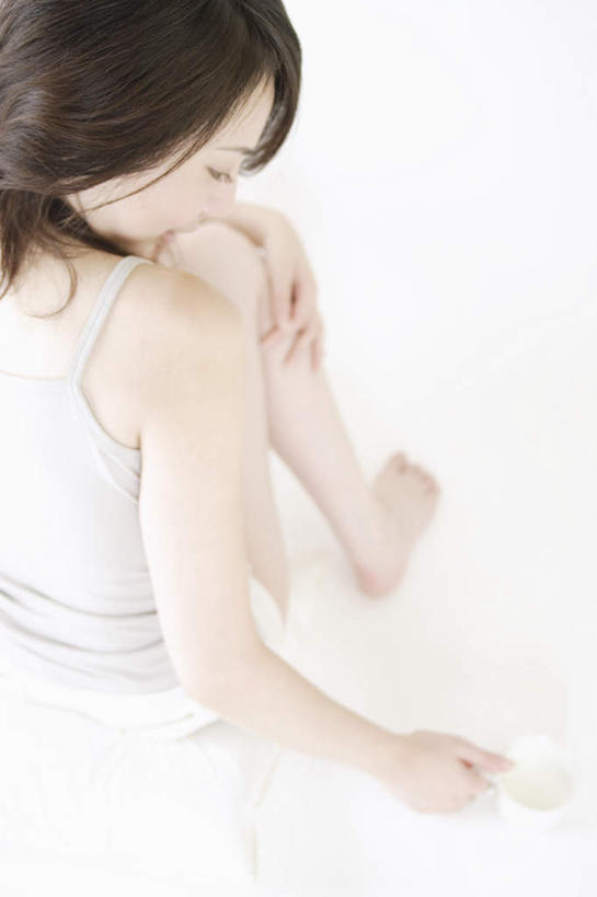 东方人,脚,背,脚背,踝,一个人,坐,笑,盘腿,微笑,露齿笑,竖图,俯视,室内,白天,杯子,亚洲,仅一个年轻女性,仅一个女性,仅一个人,握,服装,朦胧,模糊,瓷器,咖啡杯,陶瓷制品,拿,拿着,注视,休闲装,黄种人,衣服,观察,看,休闲,休闲服,握着,服饰,观看,察看,关注,瓷杯,年轻女性,女人,女性,亚洲人,脚底,盘腿而坐,盘膝,盘着腿的,盘着腿坐,坐着,半身,彩图,高角度拍摄