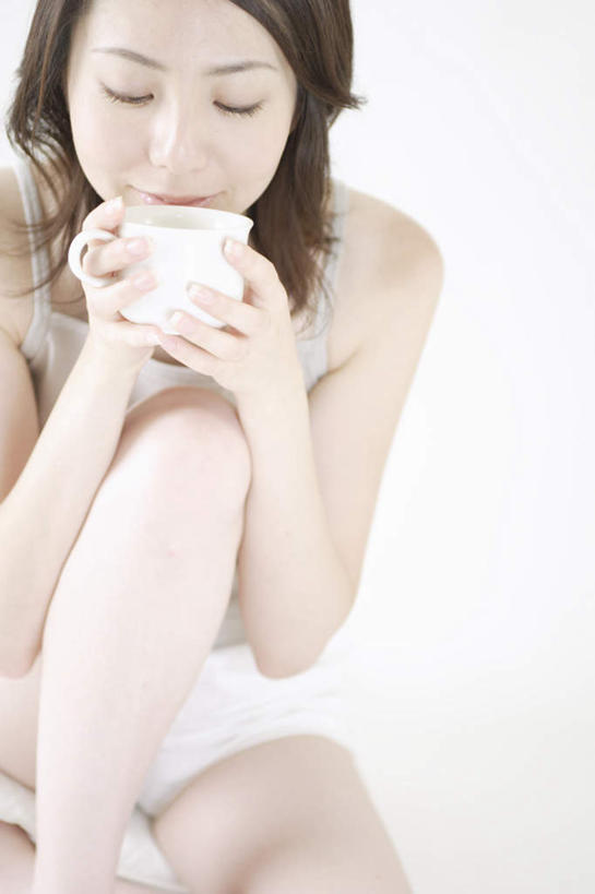 东方人,一个人,坐,捧,笑,盘腿,微笑,竖图,室内,白天,白色背景,正面,杯子,亚洲,仅一个年轻女性,仅一个女性,仅一个人,服装,瓷器,咖啡杯,陶瓷制品,注视,休闲装,黄种人,衣服,观察,看,休闲,休闲服,服饰,观看,察看,关注,瓷杯,年轻女性,女人,女性,亚洲人,端,端着,盘腿而坐,盘着腿的,盘着腿坐,捧着,手捧,双腿交叉,坐着,半身,彩图