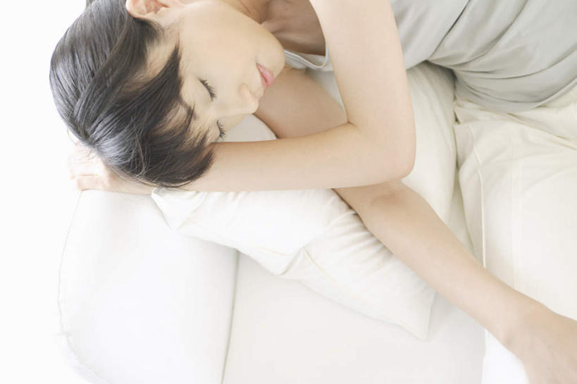 东方人,一个人,躺,睡,横图,俯视,室内,白天,靠垫,沙发,亚洲,仅一个年轻女性,仅一个女性,仅一个人,服装,靠枕,注视,休闲装,黄种人,衣服,垫子,枕头,观察,看,休闲,休闲服,服饰,观看,察看,关注,布艺沙发,卧着,年轻女性,女人,女性,亚洲人,困,困觉,睡觉,躺着,卧,半身,彩图,高角度拍摄