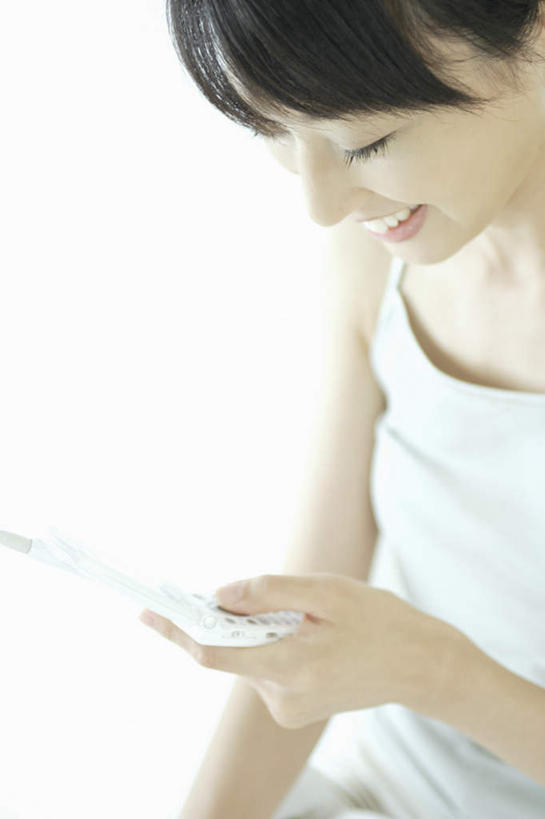 东方人,一个人,坐,笑,打电话,微笑,露齿笑,竖图,俯视,室内,白天,白色背景,电话,手机,亚洲,仅一个年轻女性,仅一个女性,仅一个人,服装,注视,休闲装,黄种人,通讯设备,衣服,观察,看,休闲,休闲服,服饰,观看,察看,关注,交流,年轻女性,女人,女性,亚洲人,沟通,通话,坐着,半身,彩图,高角度拍摄