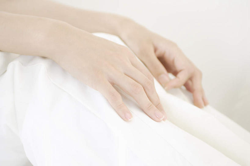 东方人,手,一个人,坐,摸,横图,室内,特写,白天,白色背景,侧面,亚洲,仅一个年轻女性,仅一个女性,仅一个人,抚摸,服装,注视,休闲装,黄种人,衣服,观察,看,休闲,手部,休闲服,摄影,服饰,影棚,观看,察看,关注,年轻女性,女人,女性,亚洲人,触摸,接触,坐着,半身,彩图,影棚拍摄,拍摄