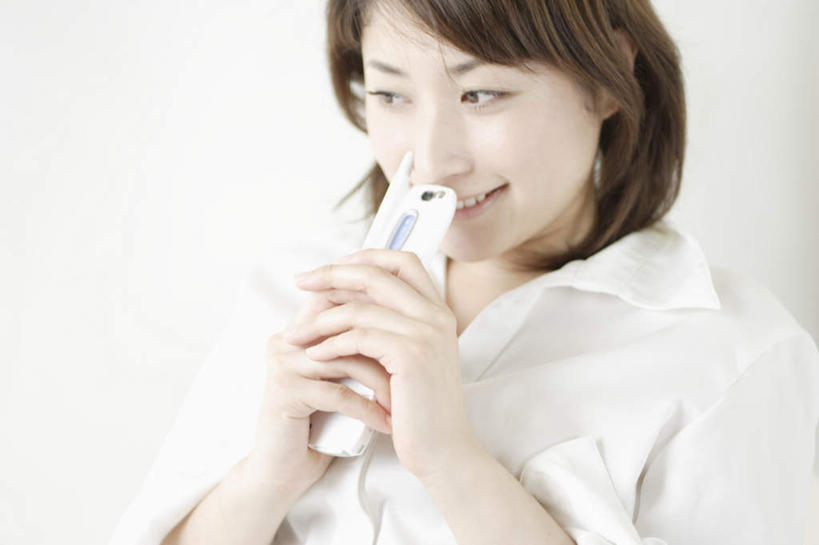 东方人,一个人,坐,笑,打电话,双手交叉,微笑,露齿笑,横图,室内,白天,白色背景,正面,衬衫,电话,手机,亚洲,仅一个年轻女性,仅一个女性,仅一个人,服装,棕色,注视,休闲装,黄种人,通讯设备,衣服,观察,看,休闲,休闲服,摄影,服饰,影棚,观看,察看,双手抱胸,关注,交流,年轻女性,女人,女性,亚洲人,沟通,通话,坐着,半身,彩图,影棚拍摄,衬衣,拍摄