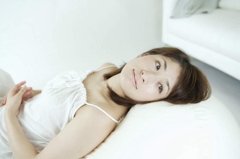 东方人,一个人,躺,笑,微笑,露齿笑,横图,俯视,室内,白天,床,亚洲,仅一个年轻女性,仅一个女性,仅一个人,服装,棕色,注视,休闲装,黄种人,衣服,观察,看,休闲,休闲服,服饰,单人床,观看,察看,关注,卧着,年轻女性,女人,女性,亚洲人,躺着,卧,半身,彩图,高角度拍摄,短发