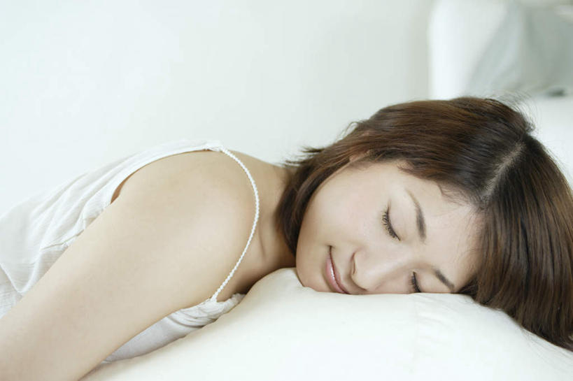 一个人,躺,闭眼,睡,横图,室内,白天,正面,床,仅一个年轻女性,仅一个女性,仅一个人,棕色,趴着,单人床,卧着,年轻女性,女人,女性,闭眼睛,闭着眼,闭着眼睛,困,困觉,趴,寝息,睡觉,躺着,卧,半身,彩图,短发