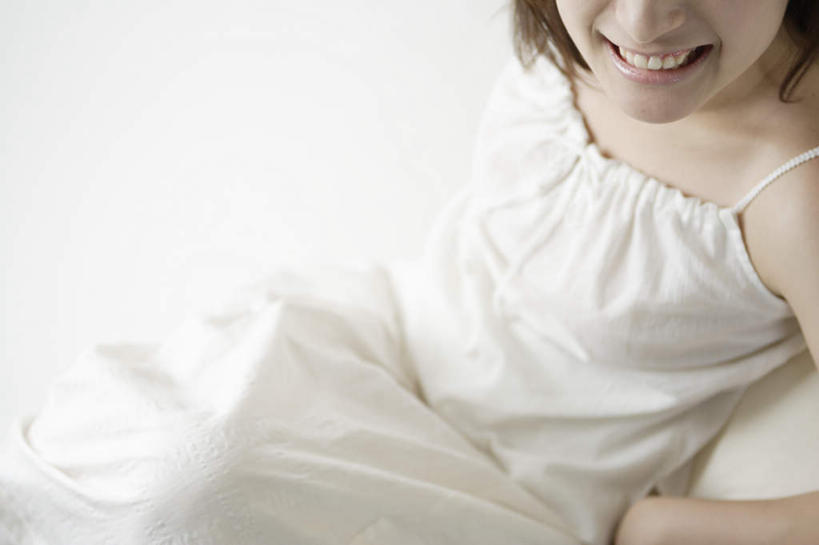 东方人,一个人,躺,笑,微笑,露齿笑,横图,俯视,室内,白天,白色背景,亚洲,仅一个年轻女性,仅一个女性,仅一个人,睡衣,服装,注视,休闲装,黄种人,衣服,观察,看,休闲,休闲服,服饰,观看,察看,关注,卧着,年轻女性,女人,女性,亚洲人,躺着,卧,半身,彩图,高角度拍摄