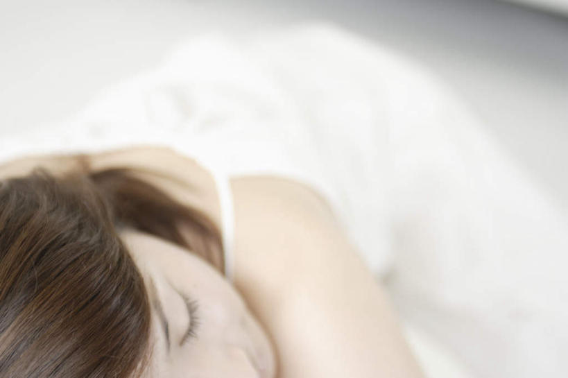 东方人,一个人,闭眼,睡,横图,俯视,室内,白天,亚洲,仅一个年轻女性,仅一个女性,仅一个人,服装,朦胧,模糊,棕色,注视,休闲装,黄种人,衣服,观察,看,趴着,休闲,休闲服,服饰,观看,察看,关注,年轻女性,女人,女性,亚洲人,闭眼睛,闭着眼,闭着眼睛,困,趴,睡觉,半身,彩图,高角度拍摄,短发