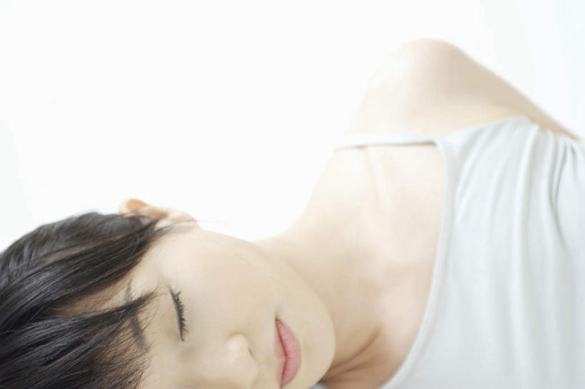 东方人,头发,一个人,躺,闭眼,睡,横图,室内,白天,白色背景,正面,亚洲,仅一个年轻女性,仅一个女性,仅一个人,服装,注视,吊带衫,休闲装,黄种人,衣服,黑色,观察,看,休闲,休闲服,摄影,服饰,影棚,观看,察看,关注,卧着,年轻女性,女人,女性,亚洲人,闭眼睛,闭着眼,闭着眼睛,困,睡觉,躺着,卧,半身,彩图,影棚拍摄,拍摄