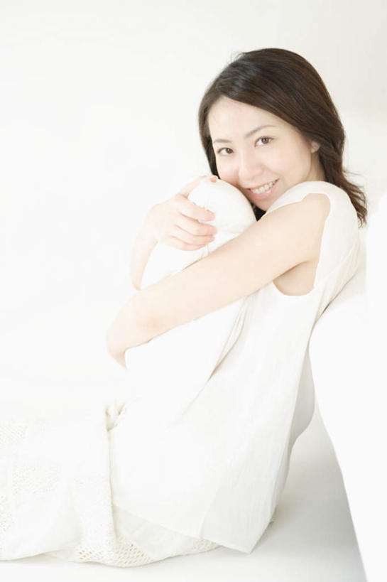 东方人,一个人,坐,抱,笑,双手交叉,微笑,露齿笑,竖图,室内,白天,白色背景,侧面,床,靠垫,亚洲,仅一个年轻女性,仅一个女性,仅一个人,服装,靠枕,注视,休闲装,黄种人,衣服,垫子,枕头,观察,看,休闲,休闲服,摄影,服饰,单人床,影棚,抱着,观看,察看,双手抱胸,关注,年轻女性,女人,女性,亚洲人,坐着,半身,彩图,影棚拍摄,拍摄