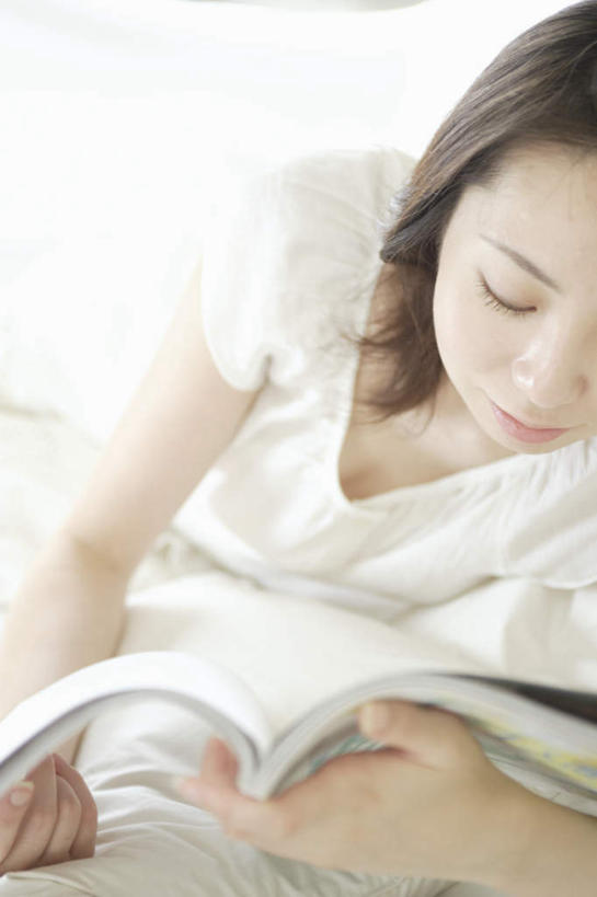 东方人,一个人,竖图,室内,白天,正面,看书,阅读,床,靠垫,书籍,亚洲,仅一个年轻女性,仅一个女性,仅一个人,学习,服装,靠枕,拿,拿着,注视,休闲装,黄种人,衣服,书本,垫子,枕头,观察,看,趴着,休闲,休闲服,读书,浏览,服饰,单人床,观看,察看,关注,年轻女性,女人,女性,亚洲人,书,图书,趴,半身,彩图