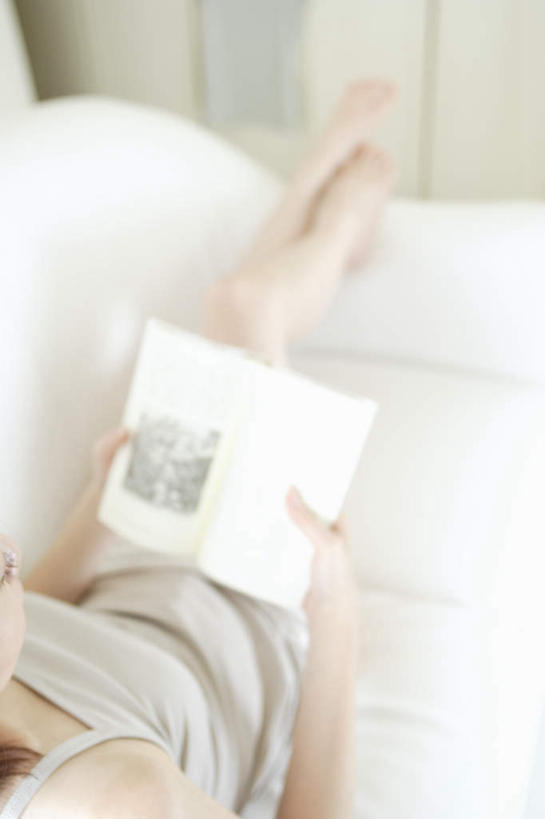 一个人,躺,竖图,俯视,室内,白天,看书,阅读,柜子,沙发,书籍,仅一个年轻女性,仅一个女性,仅一个人,学习,服装,朦胧,模糊,拿,拿着,休闲装,衣服,书本,衣橱,看,休闲,休闲服,读书,浏览,服饰,更衣橱,卧着,年轻女性,女人,女性,书,图书,躺着,卧,半身,彩图,高角度拍摄,皮沙发