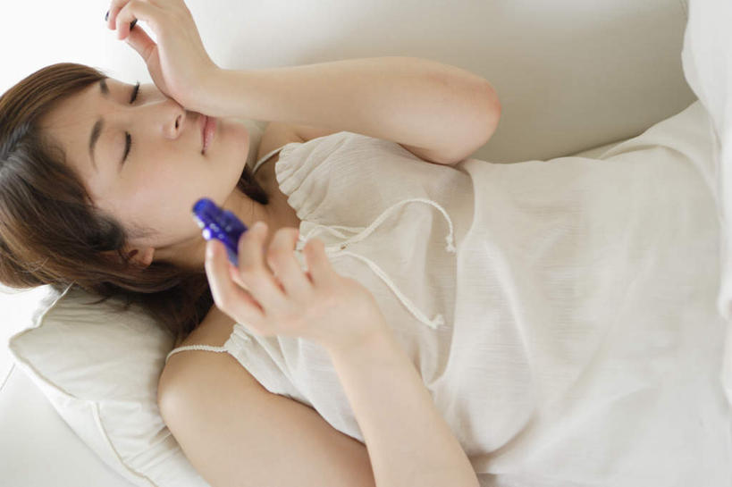 东方人,一个人,躺,闭眼,横图,俯视,室内,白天,靠垫,沙发,亚洲,仅一个年轻女性,仅一个女性,仅一个人,喷,睡衣,服装,靠枕,拿,拿着,休闲装,黄种人,闻,衣服,垫子,枕头,休闲,休闲服,香水,服饰,吊带裙,卧着,年轻女性,女人,女性,亚洲人,闭眼睛,闭着眼,闭着眼睛,躺着,卧,半身,彩图,高角度拍摄,皮沙发