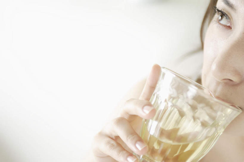 东方人,一个人,横图,俯视,室内,白天,白色背景,杯子,亚洲,仅一个年轻女性,仅一个女性,仅一个人,喝,服装,拿,拿着,注视,休闲装,黄种人,玻璃制品,衣服,观察,看,休闲,休闲服,摄影,服饰,影棚,观看,察看,关注,年轻女性,女人,女性,亚洲人,玻璃杯,半身,彩图,高角度拍摄,影棚拍摄,拍摄