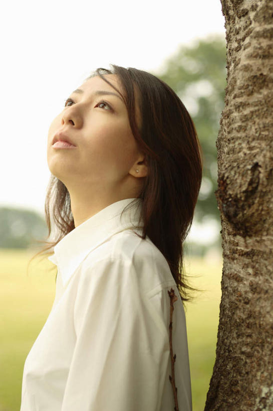 东方人,一个人,站,竖图,室外,白天,侧面,衬衫,草地,草坪,植物,亚洲,仅一个年轻女性,仅一个女性,仅一个人,服装,注视,休闲装,黄种人,草,树,树木,衣服,绿色,自然,观察,看,站着,休闲,休闲服,服饰,生长,成长,观看,察看,关注,年轻女性,女人,女性,亚洲人,站立,半身,彩图,衬衣