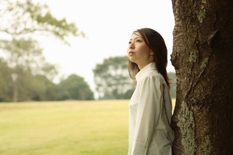 东方人,一个人,站,横图,室外,白天,侧面,衬衫,草地,草坪,植物,亚洲,仅一个年轻女性,仅一个女性,仅一个人,服装,注视,休闲装,黄种人,草,树,树木,衣服,绿色,自然,观察,看,站着,休闲,休闲服,服饰,生长,成长,观看,察看,关注,年轻女性,女人,女性,亚洲人,站立,半身,彩图,衬衣