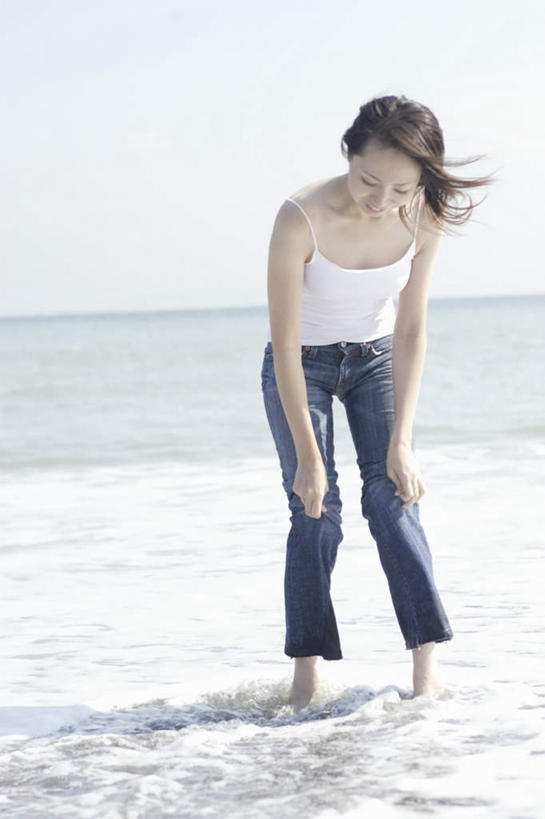 东方人,一个人,站,竖图,室外,白天,正面,海浪,海洋,亚洲,仅一个年轻女性,仅一个女性,仅一个人,弯腰,阴影,服装,裤子,光线,影子,浪花,水平线,海平线,注视,吊带衫,牛仔裤,休闲装,黄种人,衣服,天空,阳光,海水,天,观察,看,站着,休闲,休闲服,服饰,观看,察看,关注,海景,弯身,年轻女性,女人,女性,亚洲人,大海,风浪,海水的波动,近岸浪,涌浪,站立,彩图,全身