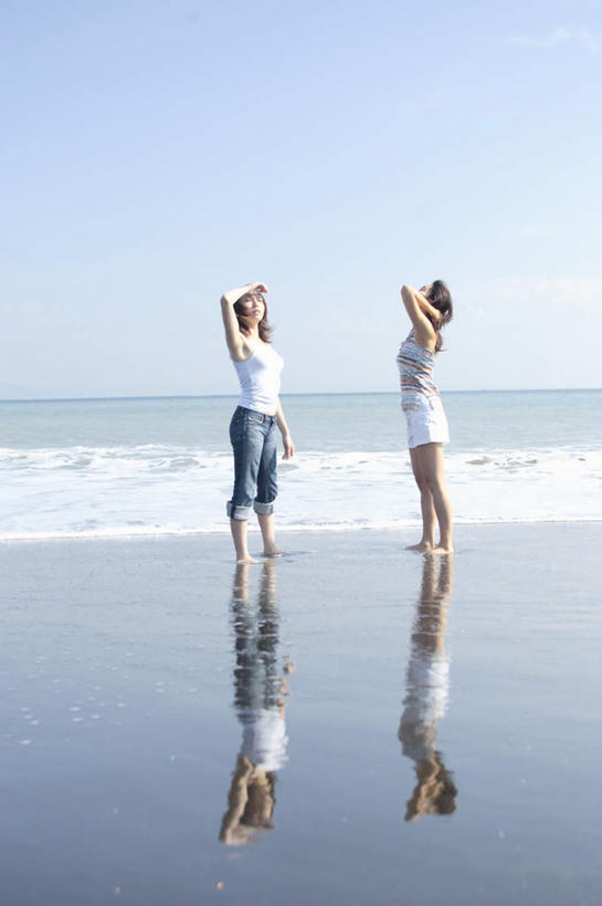 东方人,两个人,伙伴,朋友,竖图,室外,白天,侧面,友谊,海浪,海洋,亚洲,阴影,服装,光线,影子,浪花,水平线,海平线,注视,休闲装,黄种人,衣服,天空,阳光,海水,天,观察,看,站着,休闲,休闲服,服饰,观看,察看,双手抱头,关注,海景,友情,年轻女性,女人,女性,亚洲人,风浪,海水的波动,近岸浪,涌浪,抬头,仰头,彩图,全身