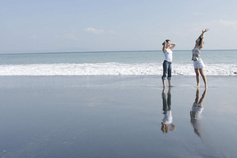 东方人,两个人,伙伴,朋友,站,横图,室外,白天,侧面,友谊,海浪,海洋,亚洲,阴影,服装,反射,影子,浪花,水平线,海平线,注视,休闲装,黄种人,衣服,天空,海水,天,观察,看,站着,休闲,休闲服,服饰,观看,察看,双手抱头,关注,海景,友情,年轻女性,女人,女性,亚洲人,风浪,海水的波动,近岸浪,涌浪,抬头,仰头,彩图,全身