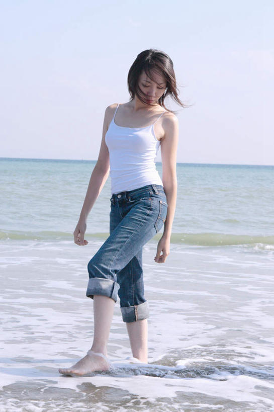 东方人,一个人,走,竖图,室外,白天,正面,海浪,海洋,亚洲,仅一个年轻女性,仅一个女性,仅一个人,服装,浪花,水平线,海平线,注视,休闲装,黄种人,衣服,天空,海水,天,观察,看,休闲,休闲服,服饰,观看,察看,关注,海景,年轻女性,女人,女性,亚洲人,风浪,海水的波动,近岸浪,涌浪,步行,散步,走路,彩图,全身