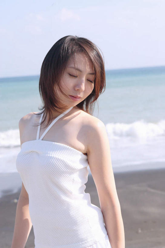 东方人,一个人,站,闭眼,竖图,室外,白天,正面,海浪,海洋,亚洲,仅一个年轻女性,仅一个女性,仅一个人,服装,光线,浪花,水平线,海平线,休闲装,黄种人,长裙,衣服,天空,阳光,海水,天,站着,休闲,休闲服,服饰,海景,年轻女性,女人,女性,亚洲人,风浪,海水的波动,近岸浪,涌浪,闭眼睛,闭着眼,闭着眼睛,站立,半身,彩图