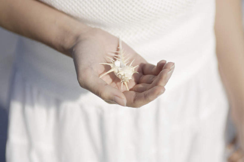 东方人,一个人,站,横图,俯视,室外,白天,贝壳,亚洲,仅一个年轻女性,仅一个女性,仅一个人,握,阴影,服装,光线,影子,拿,拿着,注视,休闲装,黄种人,一个,衣服,白色,阳光,观察,看,站着,休闲,休闲服,握着,服饰,单个,观看,察看,关注,年轻女性,女人,女性,亚洲人,贝类外壳,海螺壳,软体动物外壳,站立,半身,彩图,高角度拍摄