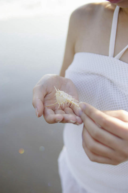 东方人,一个人,站,竖图,俯视,室外,白天,沙滩,贝壳,亚洲,仅一个年轻女性,仅一个女性,仅一个人,握,阴影,服装,光线,沙子,影子,海岸,沙地,拿,拿着,注视,休闲装,黄种人,一个,衣服,白色,阳光,观察,看,站着,休闲,休闲服,握着,服饰,单个,观看,察看,关注,年轻女性,女人,女性,亚洲人,贝类外壳,海螺壳,软体动物外壳,海滩,站立,半身,彩图,高角度拍摄